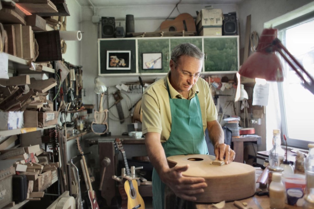 Artisan expérimenté à l'ouvrage dans son atelier